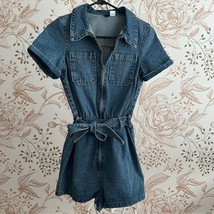 Jean shorts romper with front zipper and belt size 3XS.